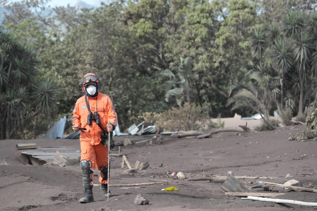 Los rescatistas se han expuesto a las condiciones difícil en la zona cero de la tragedia del Volcán de Fuego (Foto Prensa Libre: Estuardo Paredes).