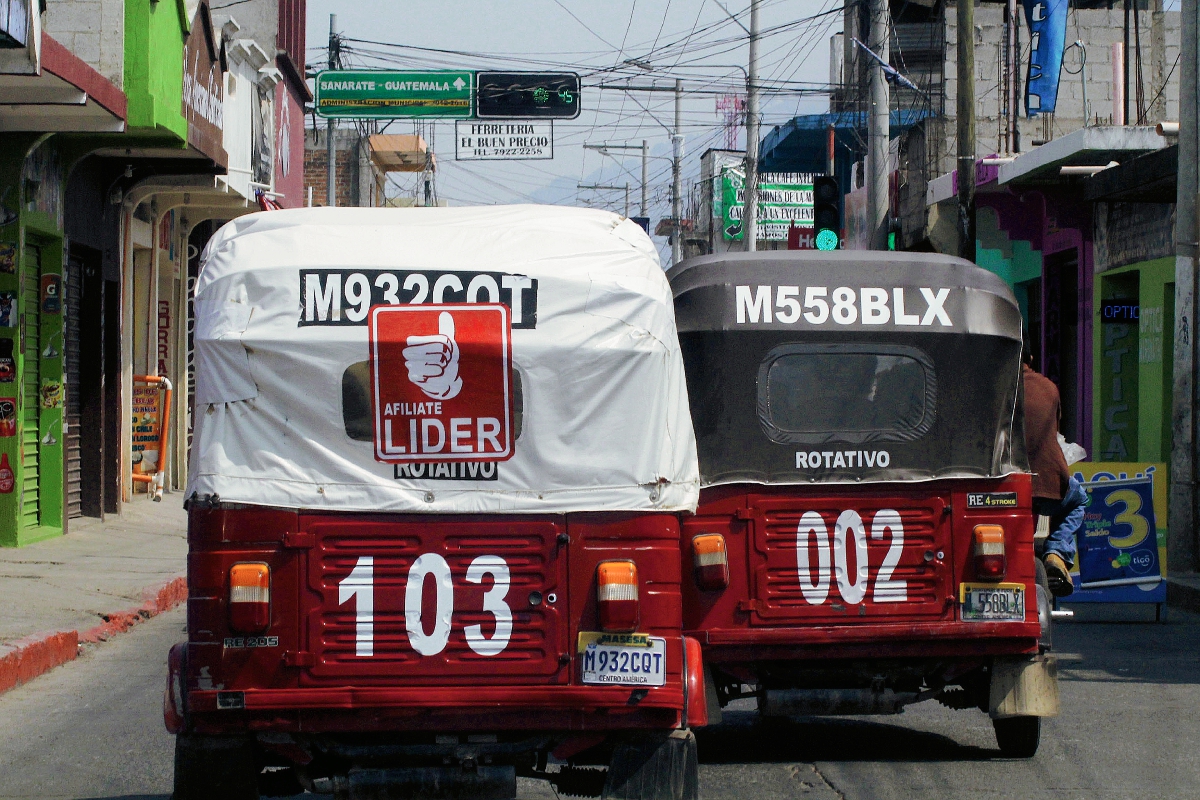 Un mototaxi  porta  una calcomanía del Partido Líder, en la cabecera de Jalapa. (Foto Prensa Libre: Hugo Oliva)