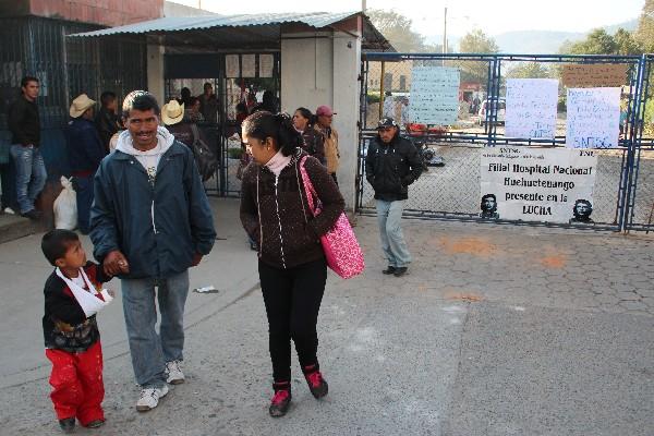 Usuarios permanecen frente a la consulta externa, la cual fue cerrada.