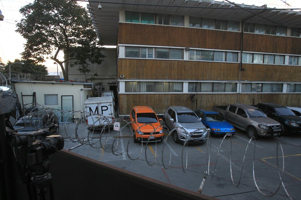 El Ministerio Público permanece en las instalaciones de la Digici realizando un allanamiento judicial. (Foto Prensa Libre: Esbin García)