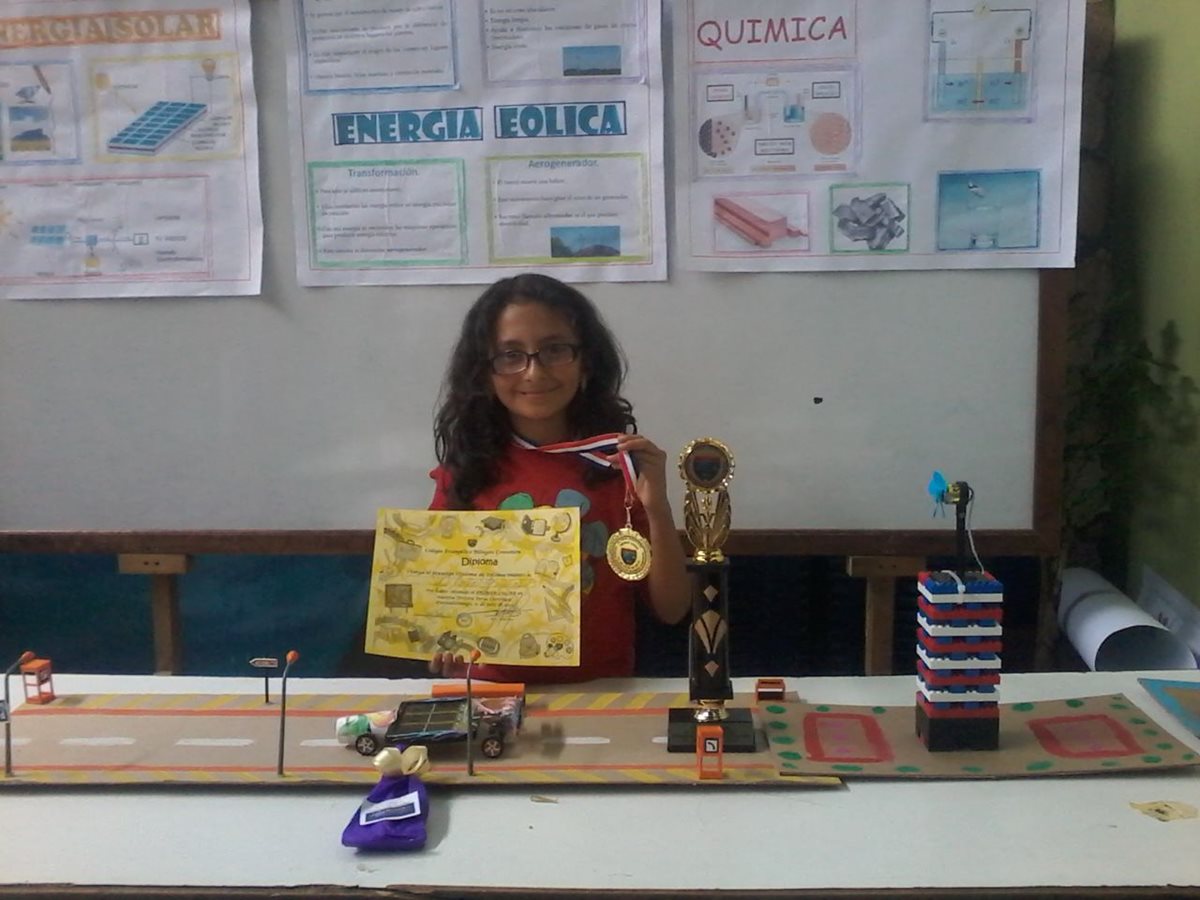 La menor ha participado en varios concursos de ciencia y tecnología. (Foto Prensa Libre: María Longo)
