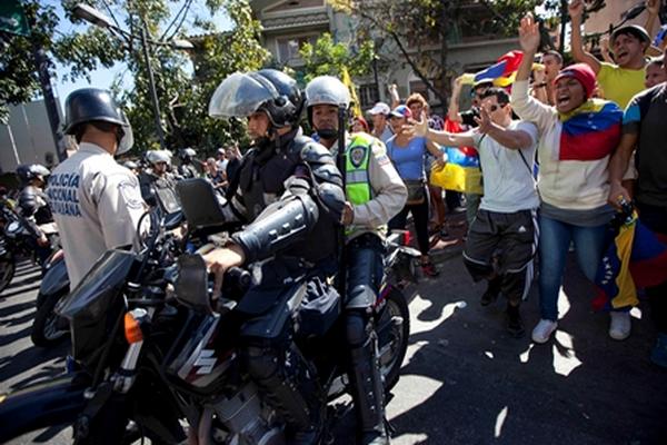 Manifestantes gritan a la policía venezolana durante una protesta. (Foto Prensa Libre: AP)<br _mce_bogus="1"/>