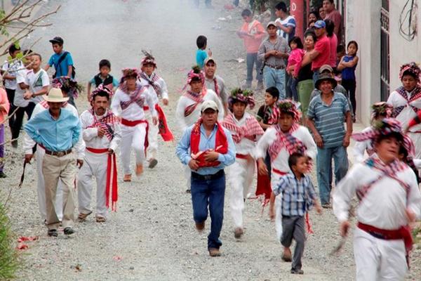 Pobladores participan en la corrida del Niño Dios, en Rabinal, Baja Verapaz. (Foto Prensa Libre: Carlos Grave) <br _mce_bogus="1"/>