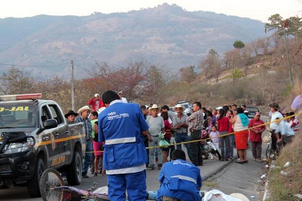 Investigadores reúnen evidencias en el lugar donde murió baleado Gerardo de Jesús Carrillo, en Jalapa. (Foto Prensa Libre: Hugo Oliva)