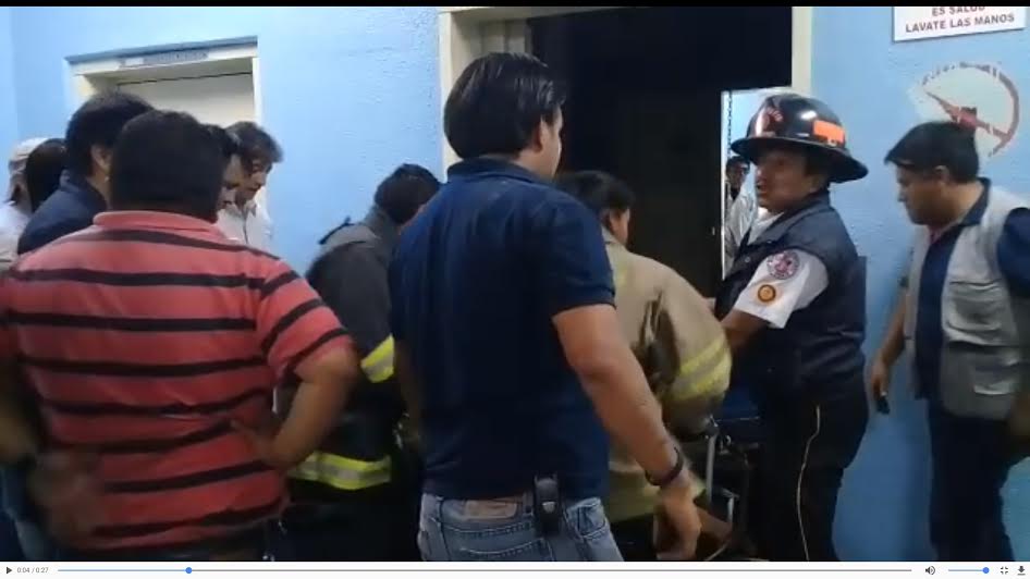 La mujer herida fue trasladada al área de shock de ese centro asistencial. (Foto Prensa Libre: Fred Rivera)