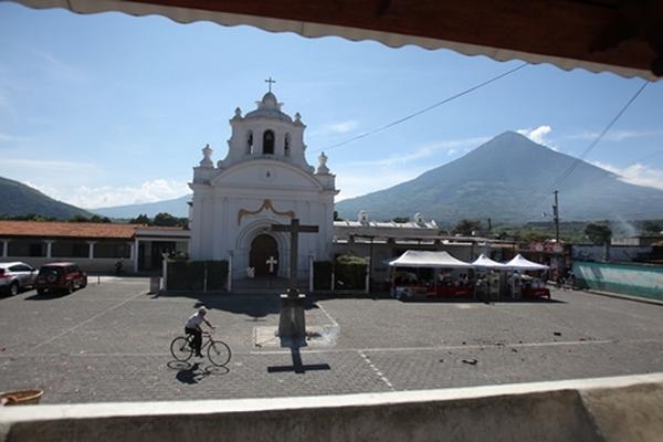 La plaza central del poblado se llena de devotos cada 29 de septiembre, el día de San Miguel Arcángel. (Foto Prensa Libre: Esbin García)