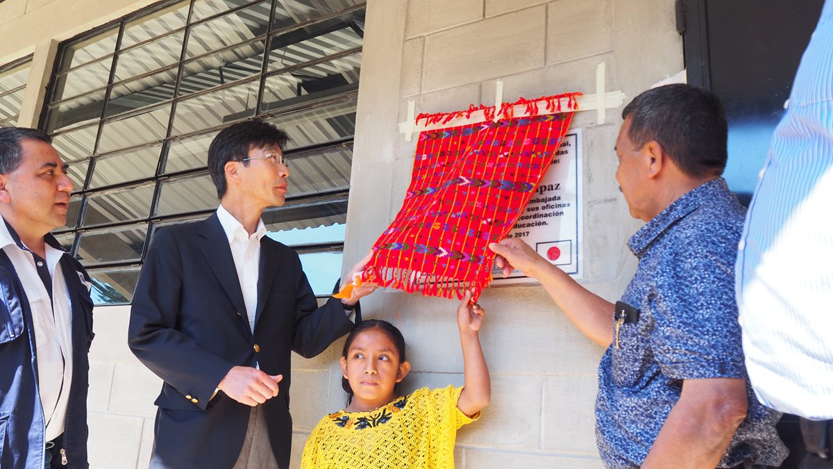 El embajador de Japón en Guatemala, autoridades ediles y de Educación inauguran la remodelación de una de las escuelas. (Foto Prensa Libre: Cortesía)