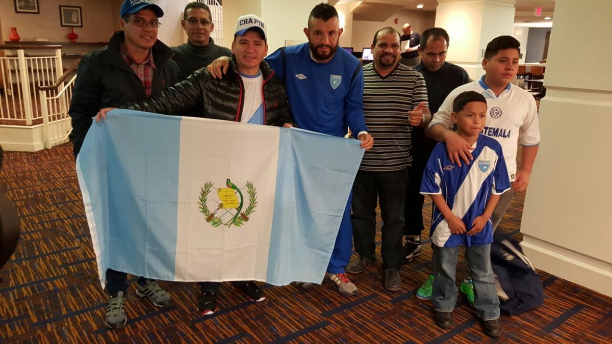 Hamilton López posa con un grupo de aficionados en el hotel de concentración de Guatemala. (Foto Prensa Libre: Francisco Sánchez)