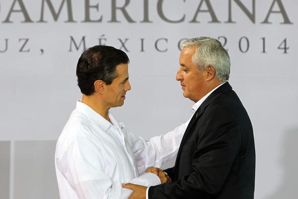 El presidente Otto Pérez Molina saluda al mandatario mexicano Enrique Peña Nieto en la inauguración de la XXIV Cumbre Iberoamericana en Veracruz (Foto Prensa Libre: Agencia EFE)<br _mce_bogus="1"/>