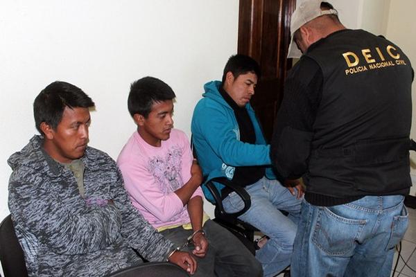 Los tres sindicados de secuestro escuchan la decisión del Juzgado de Primera Instancia Penal de Quetzaltenango. (Foto Prensa Libre: Alejandra Martínez) <br _mce_bogus="1"/>