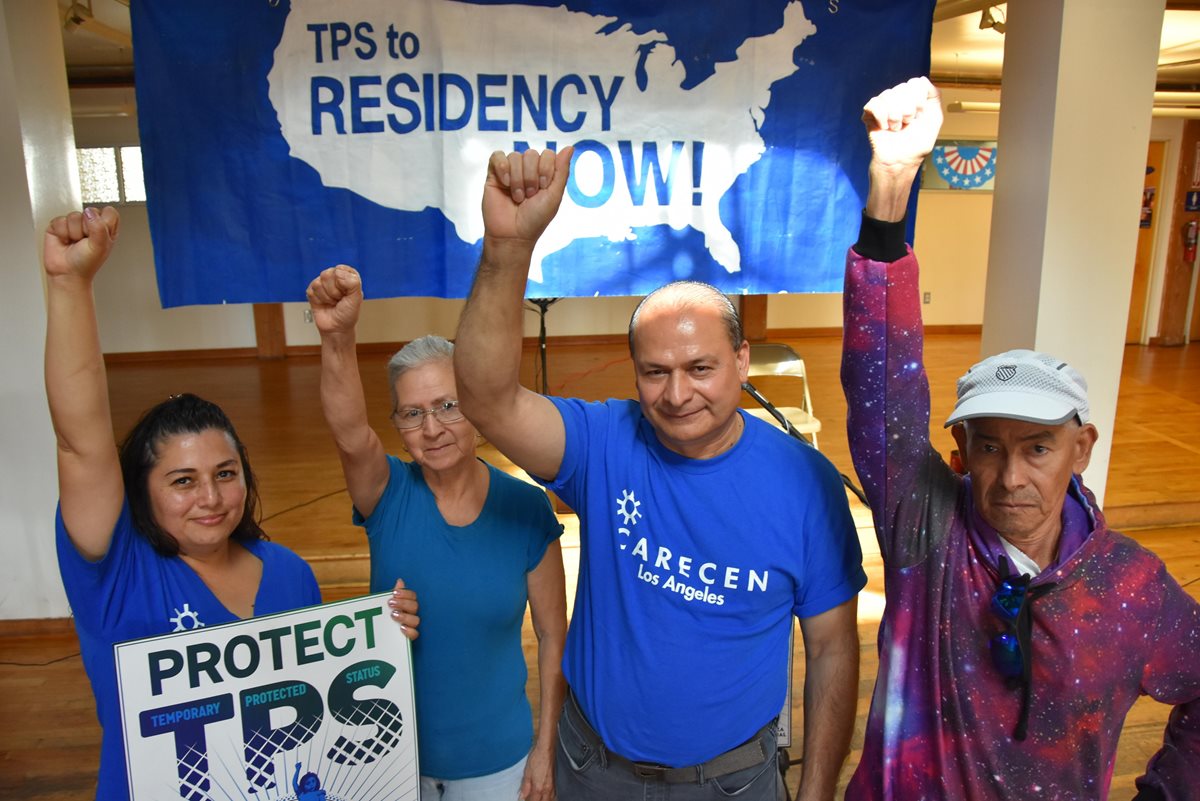 Los activistas centroamericanos Evelyn Hernández, salvadoreña; María Funes, hondureña; Orlando Zepeda, salvadoreño; Miguel Ángel Rivera, salvadoreño, luchan por la protección de centroamericanos en EE. UU. (Foto Prensa Libre: EFE)