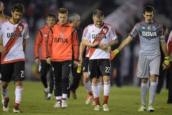 Los futbolistas de River Plate se marchan cabizbajos del estadio Monumental, luego de quedar eliminados de la Copa Libertadores 2016. (Foto Prensa Libre: AFP)