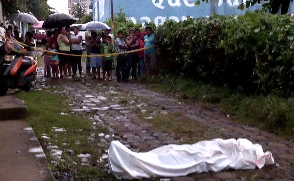 Curisos llegan a identificar el cadáver de Elías Barrios Pérez, en San Pablo, San Marcos. (Foto Prensa Llibre: Cortesía Bomberos Municipales Departamentales).