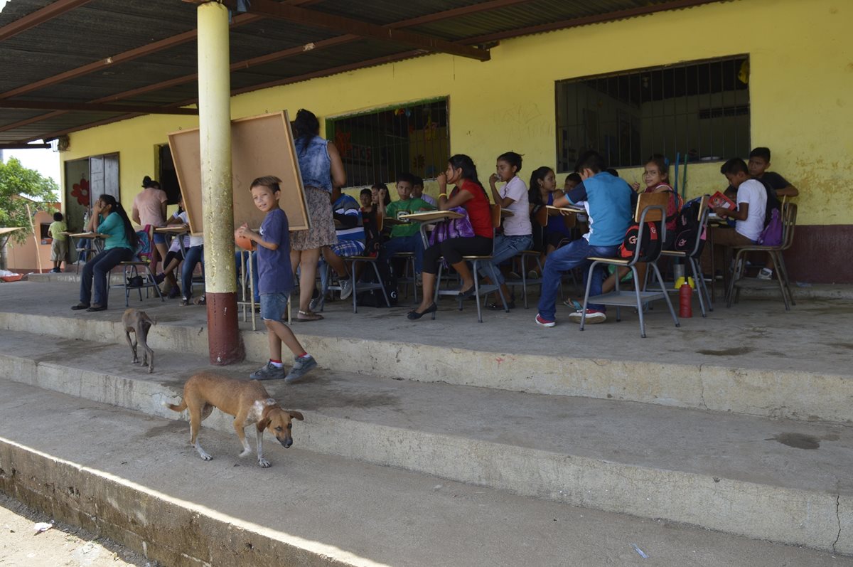 Un grupo de estudiantes de la escuela rural de Pueblo Modelo reciben clases en el pasillo del establecimiento por la falta de infraestructura. (Foto Prensa Libre: Mario Morales)