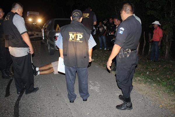 El cadáver apareció en el baúl de un vehículo que no era propiedad del occiso. (Foto Prensa Libre: Julio Vargas)<br _mce_bogus="1"/>