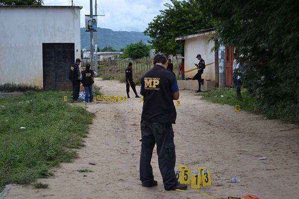 Agentes del Ministerio Público recaban datos acerca ataque armado, en Zacapa. (Foto Prensa Libre: Erick De la Cruz)<br _mce_bogus="1"/>