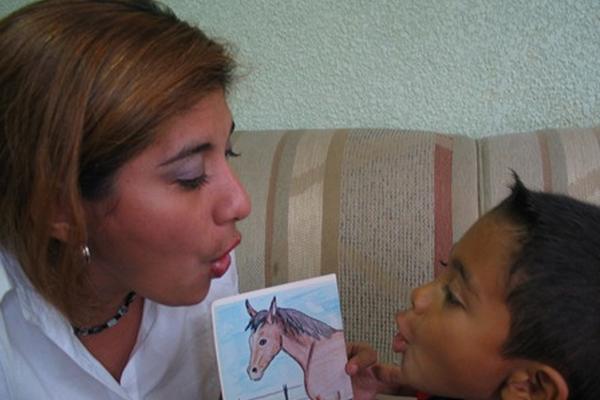 Las terapias de lenguaje benefician el desarrollo del lenguaje en niños con este tipo de problemas. (Foto Prensa Libre: Patricia Orellana)