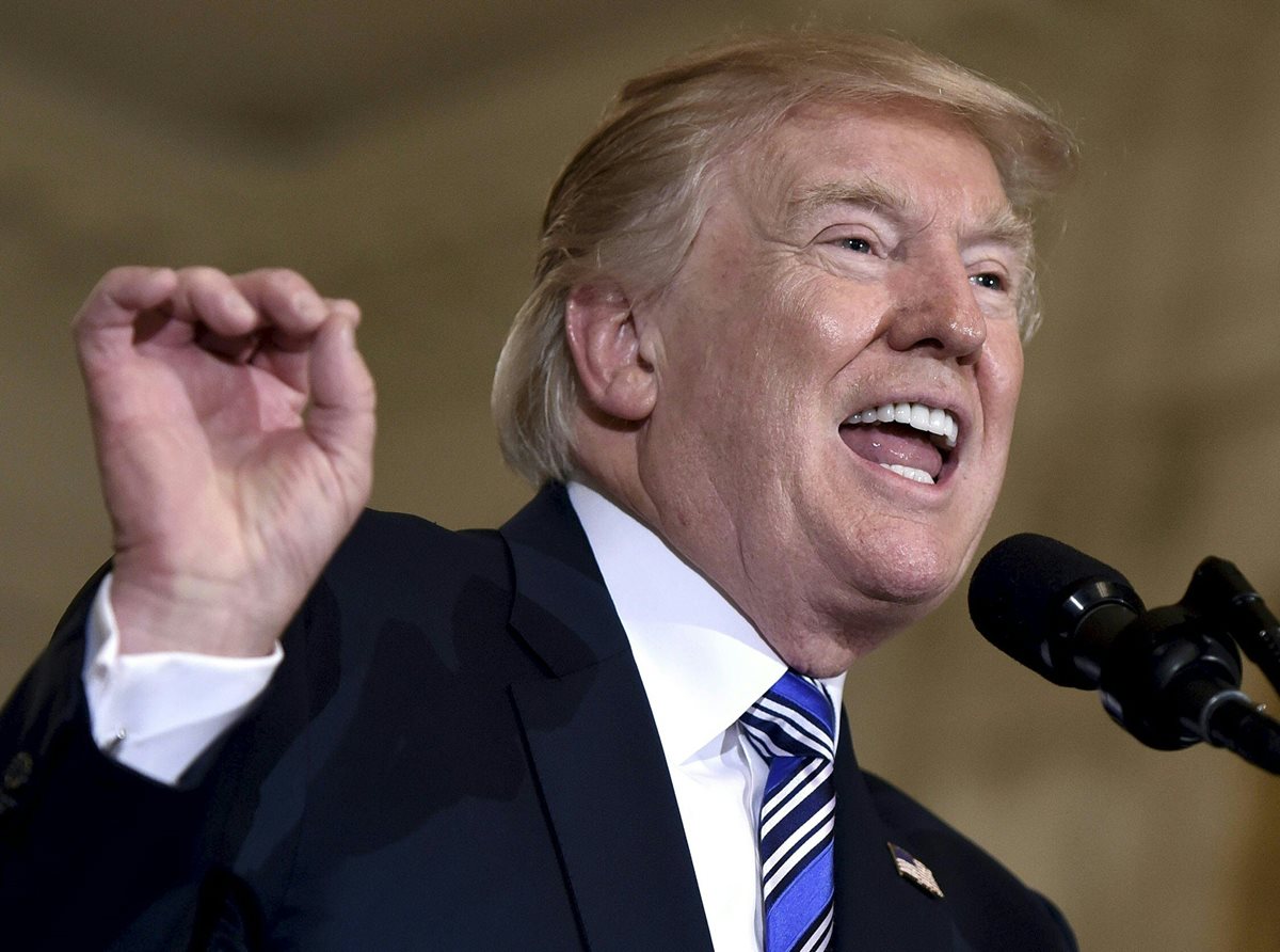 Donald Trump hace gestos durante un evento de la feria "Made in America" en la Casa Blanca en Washington, DC. (Foto Prensa Libre: AP).