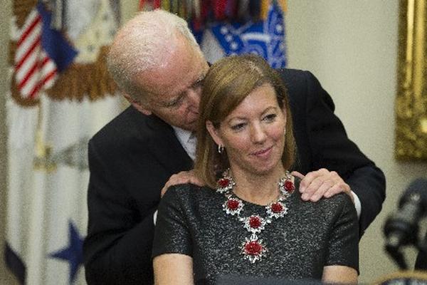El vicepresidente Joe Biden le habla al oído a Stephanie Carter, esposa del nuevo secretario de Defensa, durante la ceremonia de juramentación de su cargo. (Foto Prensa Libre: AP)