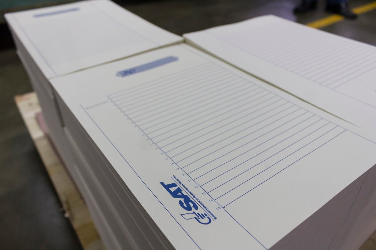 El papel de protocolo empezó a escasear en septiembre del año pasado, pero actualmente no hay en existencia. (Foto Prensa Libre: Cortesía Minfin)