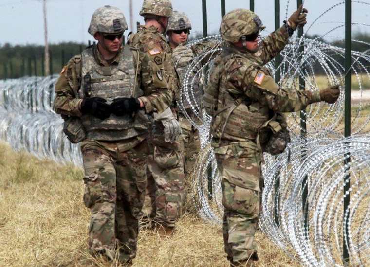 Los militares colocaron cientos de metros de alambre de púa en el borde ente Estados Unidos y México ante la llegada de los inmigrantes. REUTERS