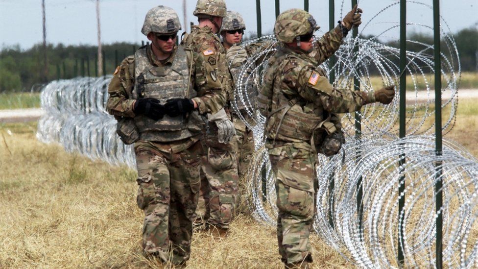 Los militares colocaron cientos de metros de alambre de púa en el borde ente Estados Unidos y México ante la llegada de los inmigrantes. REUTERS