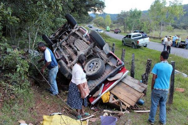Un picop volcó en la ruta entre Jalapa y Monjas, cuando el bombero acudió a la emergencia se dio cuenta que era su familia. (Foto Prensa Libre: Hugo Oliva)