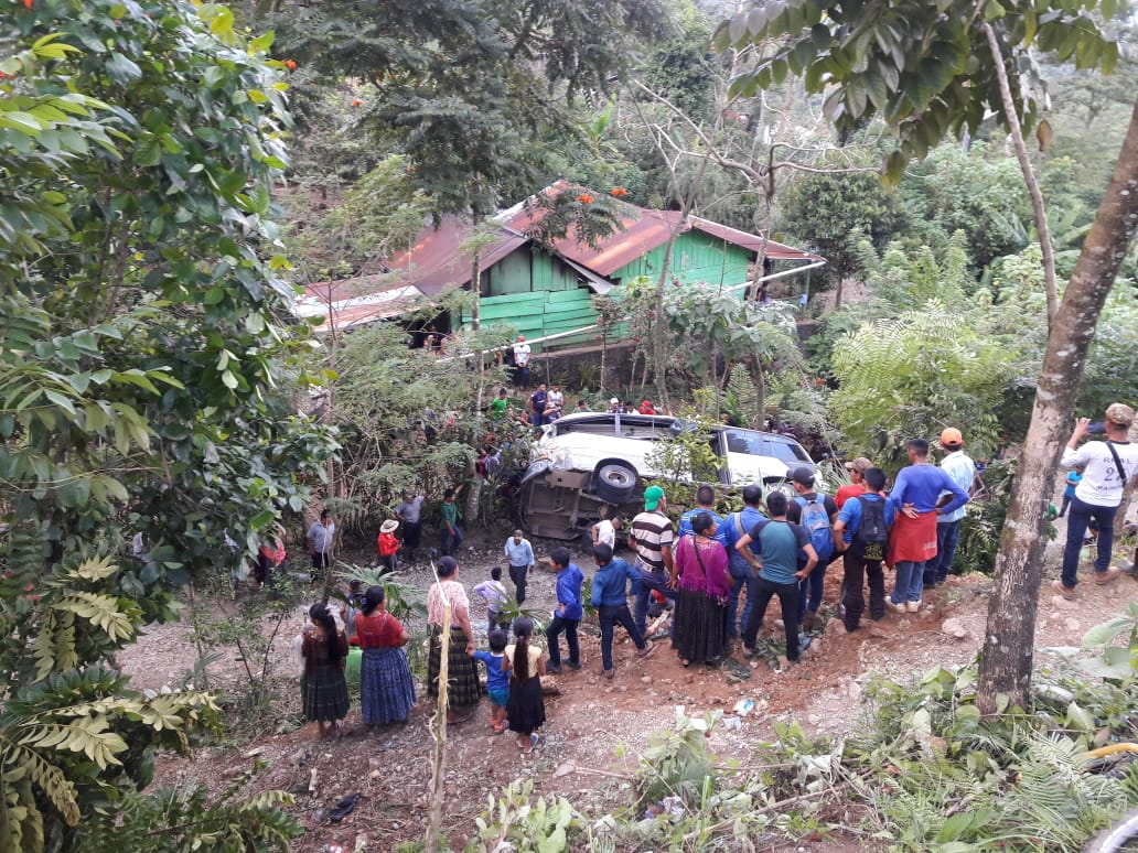 Pobladores de Chajmacán, ruta de Cobán a Chisec, Alta Verapaz, en el lugar del accidente. (Foto Prensa Libre: Eduardo Sam)
