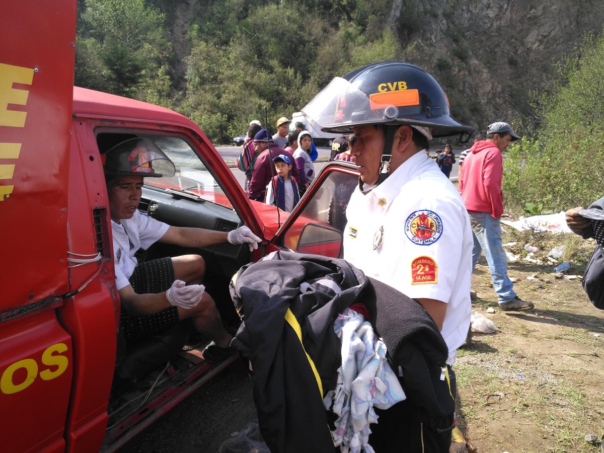 Los socorristas reanimaron a la menor, a quien trasladaron al Hospital Nacional de Sololá, donde falleció. (Foto Prensa Libre: Ángel Julajuj)