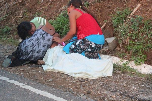 Familiares lamentan la muerte de Santos Pérez Felipe, quien murió atropellado en Chiquimula. (Foto Prensa Libre: Edwin Paxtor). 