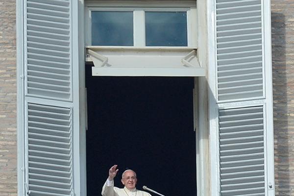 El papa Francisco se dirige a miles de fieles. (Foto Prensa Libre: AFP)