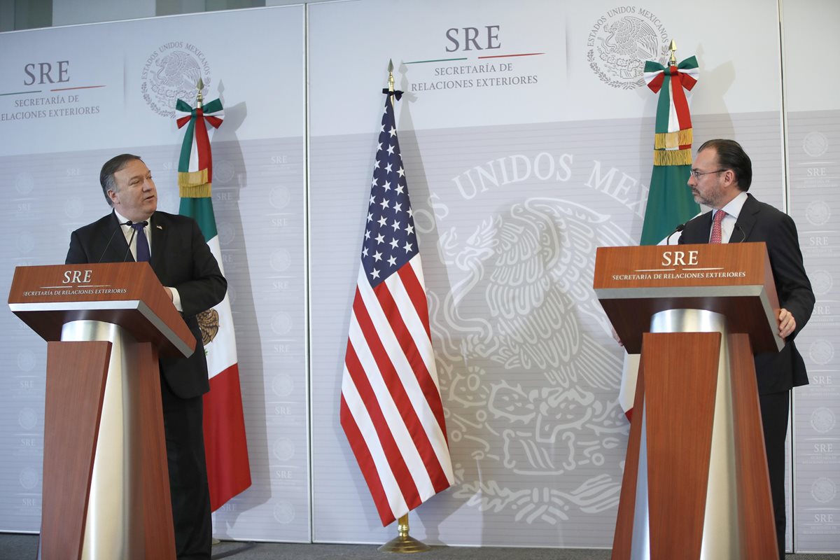El secretario de Relaciones Exteriores mexicano, Luis Videgaray (derecha), respondió a Mike Pompeo, secretario de Estado de EE. UU., que respetará los derechos humanos de los migrantes. (Foto Prensa Libre: EFE)