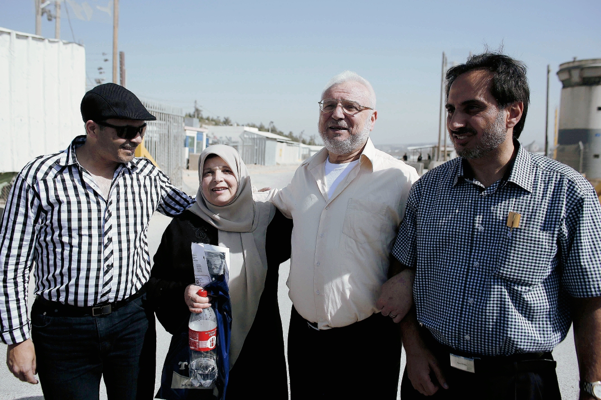 Aziz Dweik, presidente del Consejo Legislativo palestino,—segundo der— , posa con sus familiares. (Foto Prensa Libre:AFP)