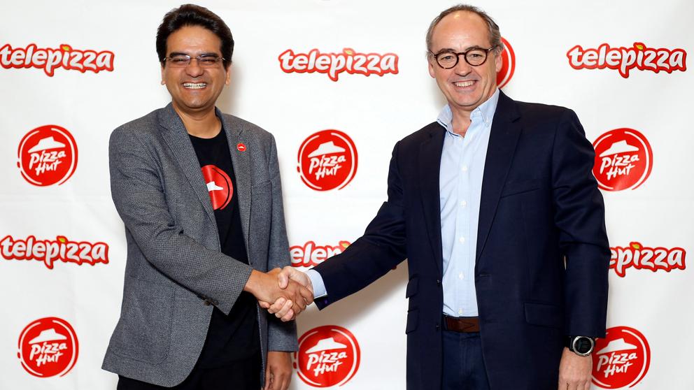 Milind Pant , presidente de Pizza Hut International, y Pablo Juantegui, presidente ejecutivo y CEO de Grupo Telepizza (Foto Prensa Libre:EFE).