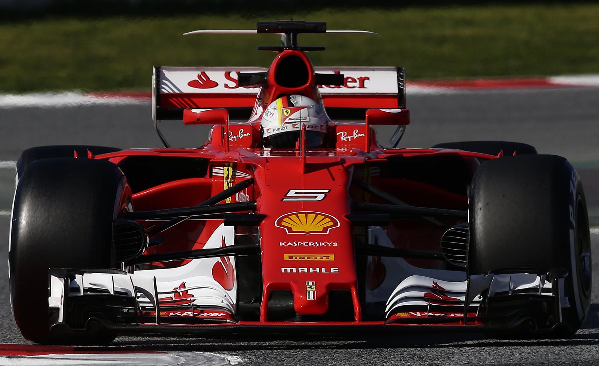 El piloto alemán Sebastian Vettel continúa con las pruebas en Barcelona. (Foto Prensa Libre: EFE)