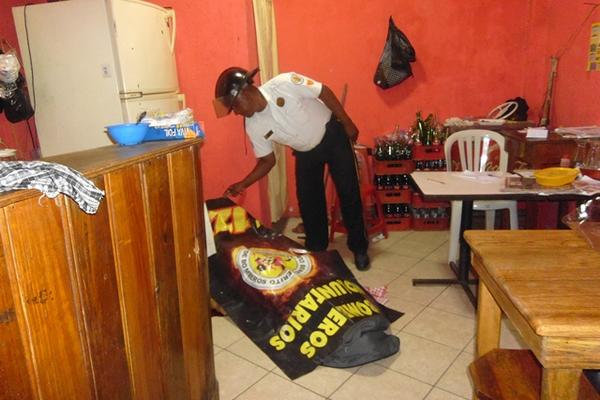 Socorrista observa cadáver de Navas Monteflores, en Poptún, Petén. (Foto Prensa Libre: Rigoberto Escobar)