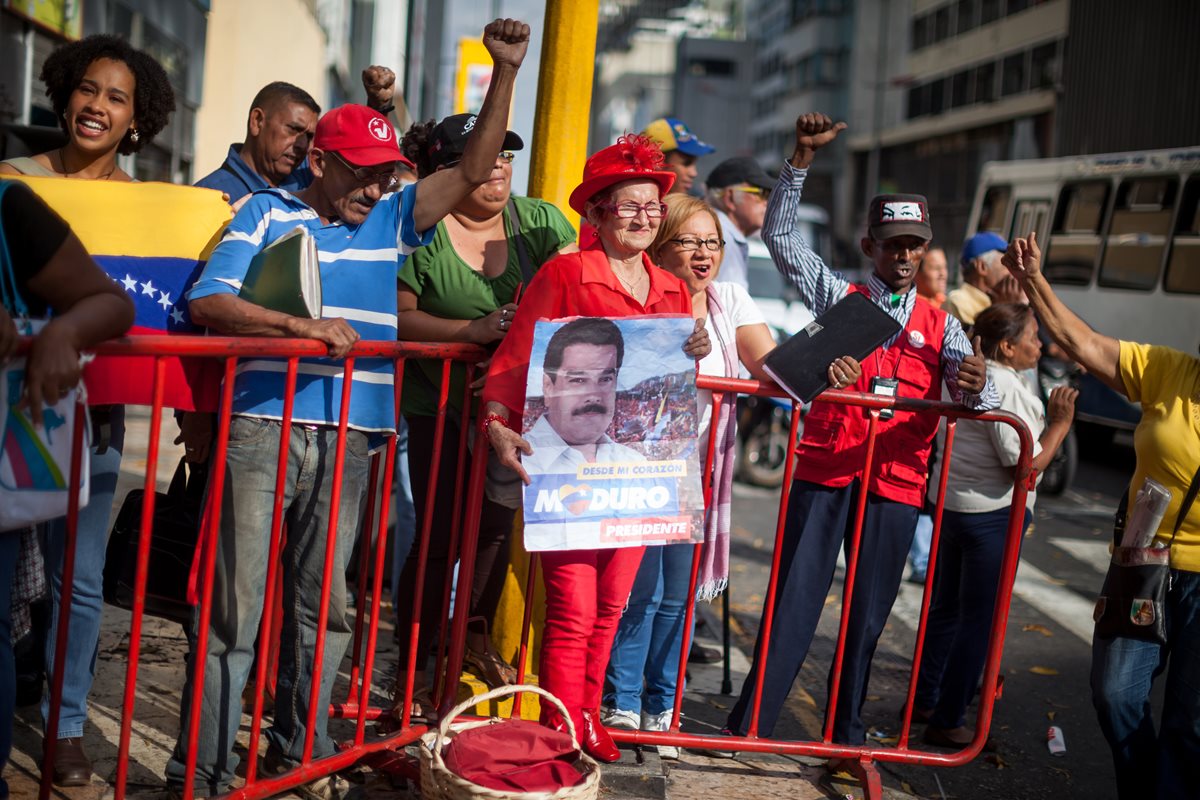 Seguidores de Nicolás Maduro se manifiestan en las inmediaciones de la Asamblea Nacional el jueves.(Foto Prensa Libre: EFE).