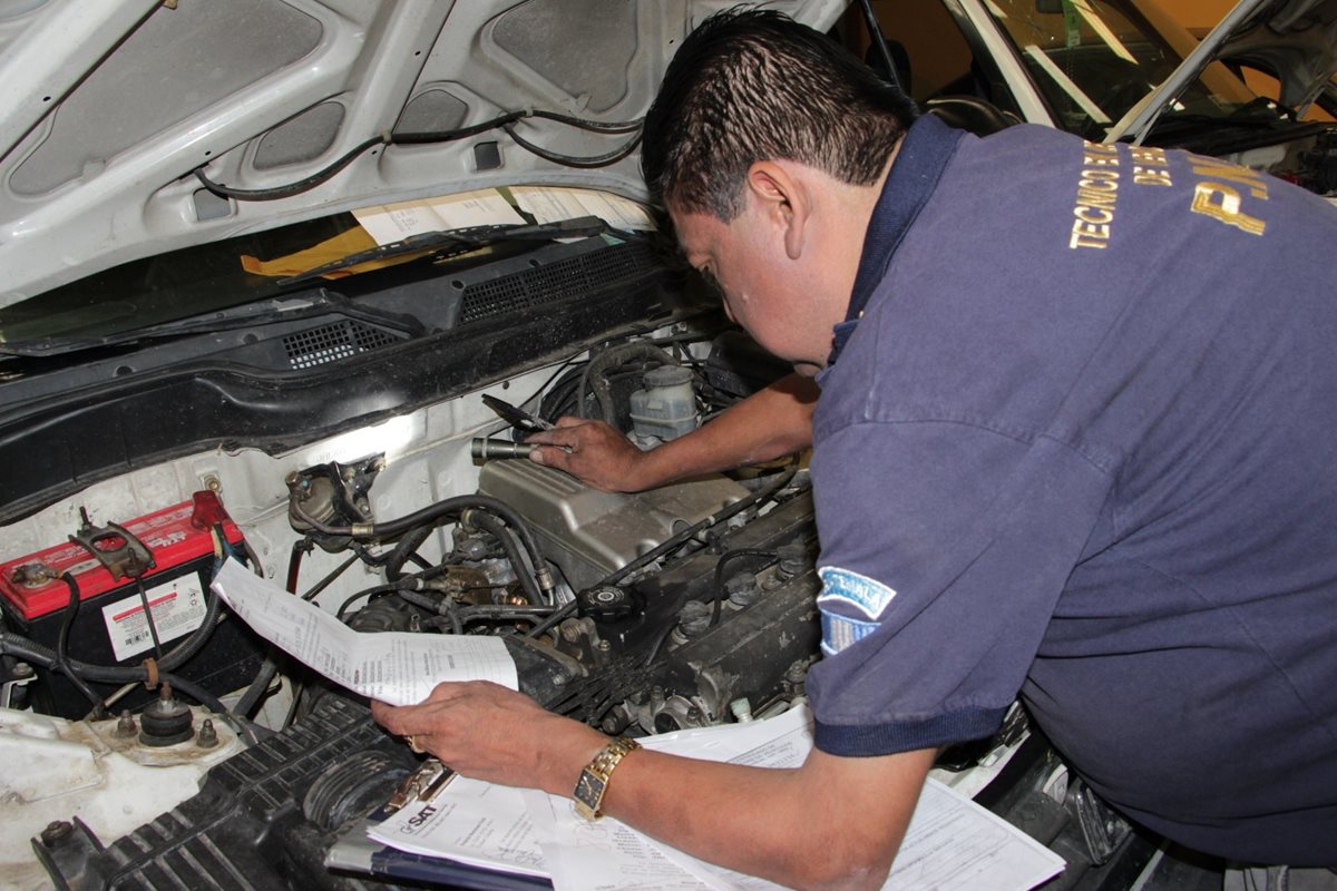 Un técnico de la Deic verifica que la identificación del vehículo sea la correcta. (Foto Prensa Libre: Cortesía PNC)