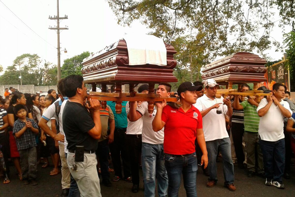 El sepelio se realizó en Luisiana, Malacatán, de donde eran originarios los hermanos Chilel Pèrez. (Foto Prensa Libre: Whitmer Barrera)