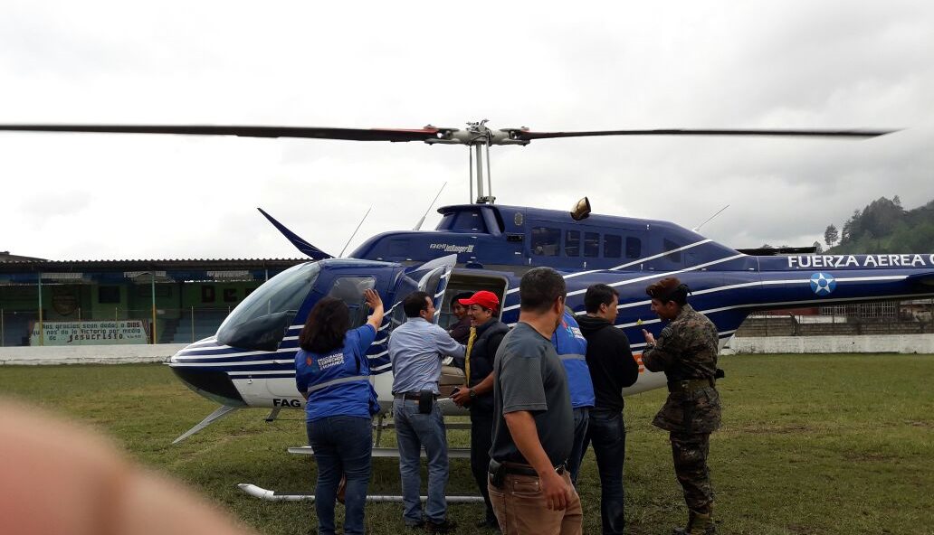 Este miércoles un helicóptero de la Fuerza Aérea Guatemalteca trasladó a la menor a la capital. (Foto Prensa Libre: Cortesía PDH)