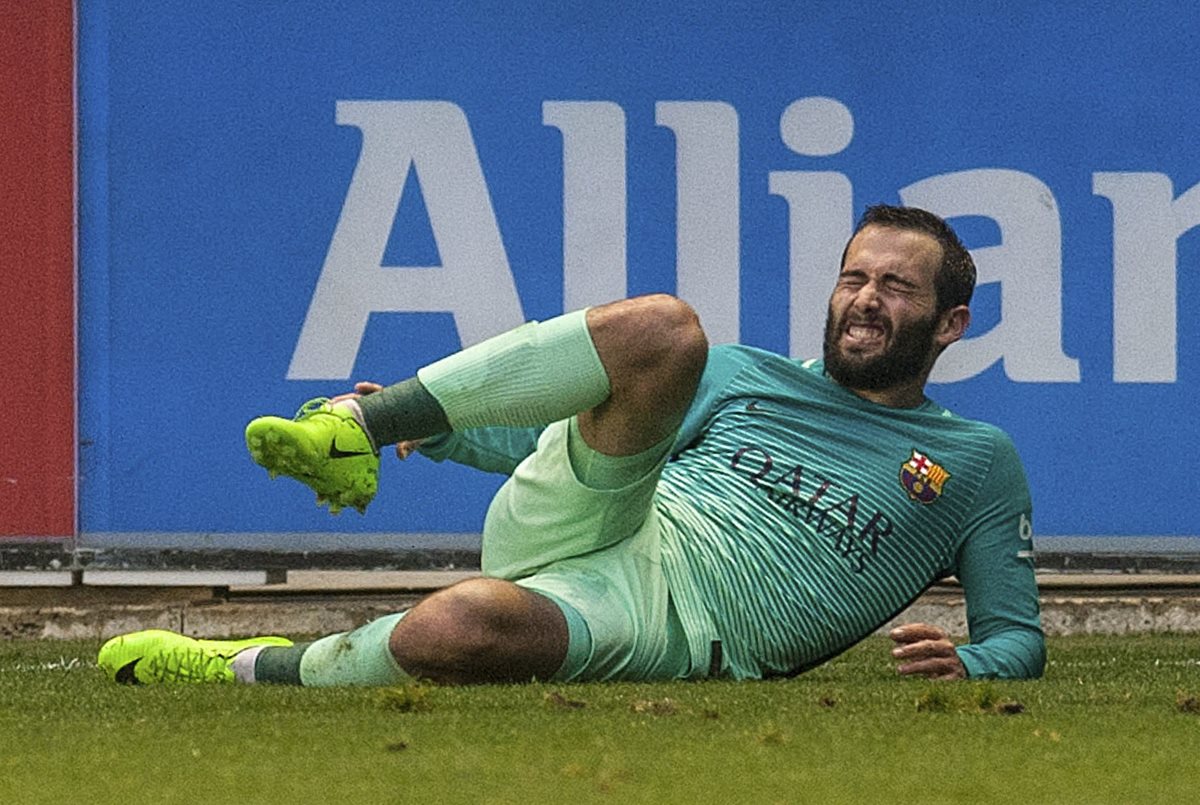 Aleix Vidal muestra su dolor antes de ser atendido por los médicos. (Foto Prensa Libre: EFE)