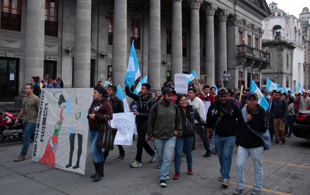 Universitarios de la ciudad de Quetzaltenango marchan para exigir la renuncia del Presidente Otto Pérez. (Foto Prensa Libre: Carlos Ventura)