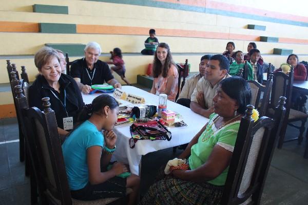 Una niña y sus familiares conocen a sus padrinos durante una   actividad que organizó  la  Christian Foundation for Children and Aging, en Sololá.