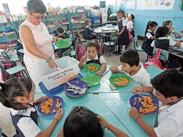 Los recursos asignados por día para cada niño son insuficientes para proporcionarles una refacción completa. Las OPF se limitan a dar un vaso de atol, una porción de pasta o un pan.