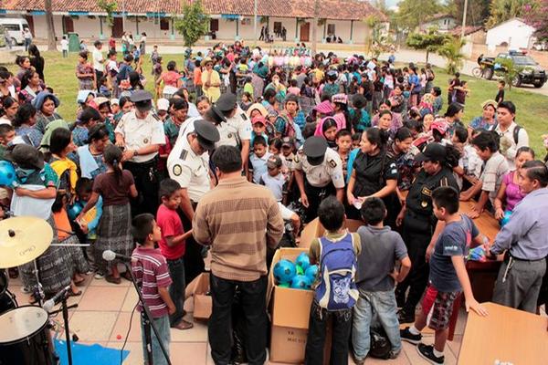 PNC promueve que niños no tengan juguetes bélicos. (Foto Prensa Libre: Carlos Grave)
