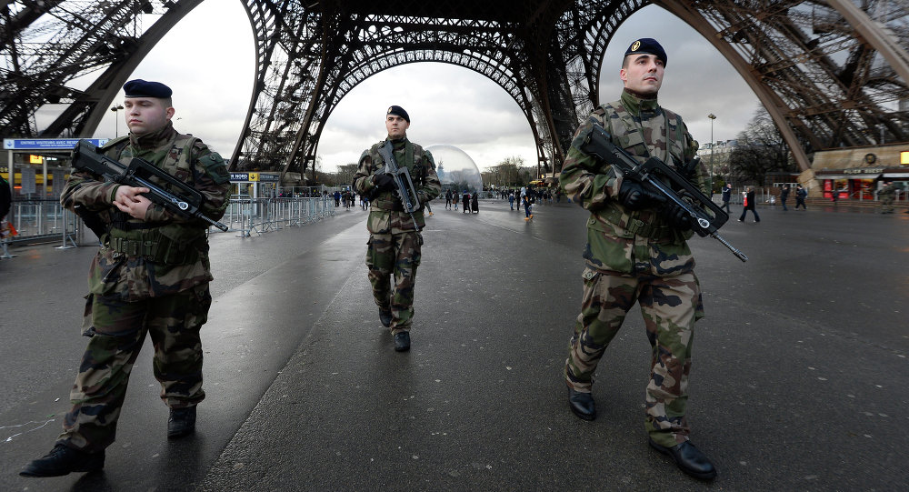 Fuerzas de seguridad de Francia mantiene vigilancia en la torre Eiffel en París.(AFP).