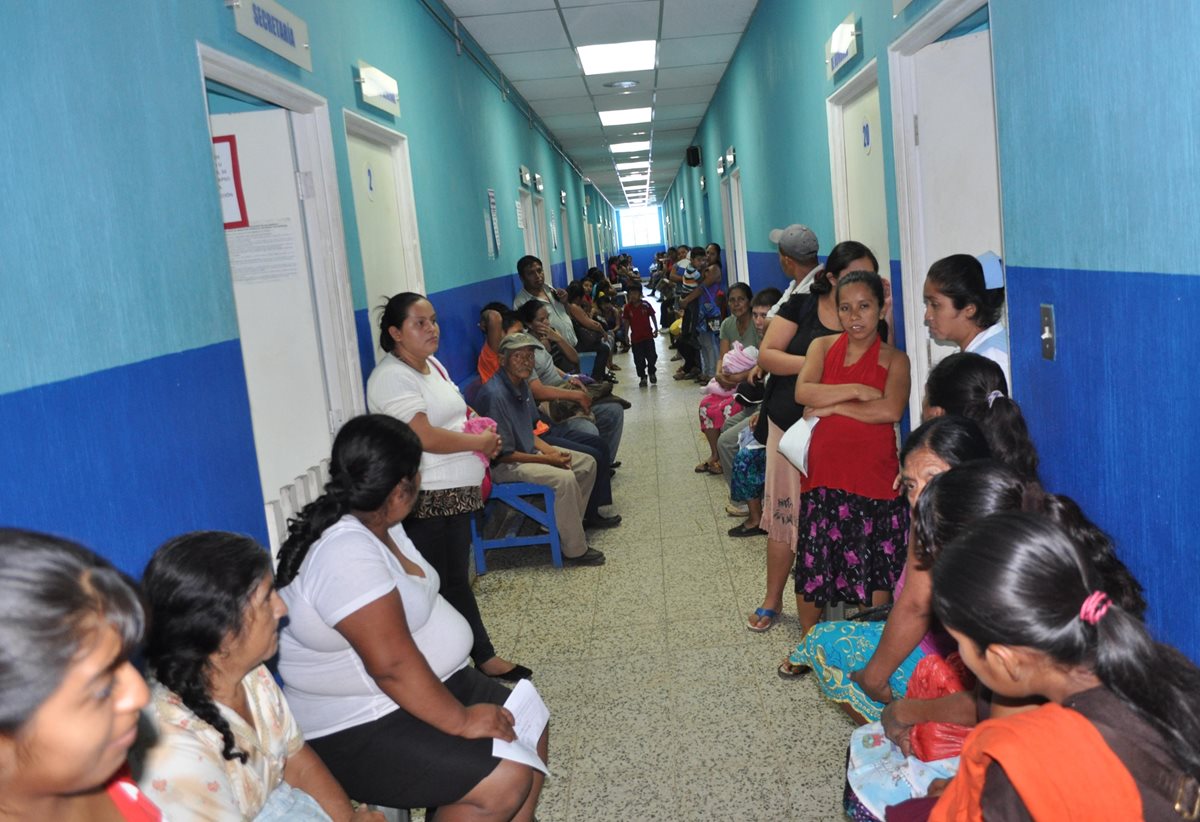 Vecinos esperan ser atendidos en el Hospital Regional de Coatepeque, por síntomas de dengue y chikungunya. (Foto Prensa Libre: Édgar O. Girón)