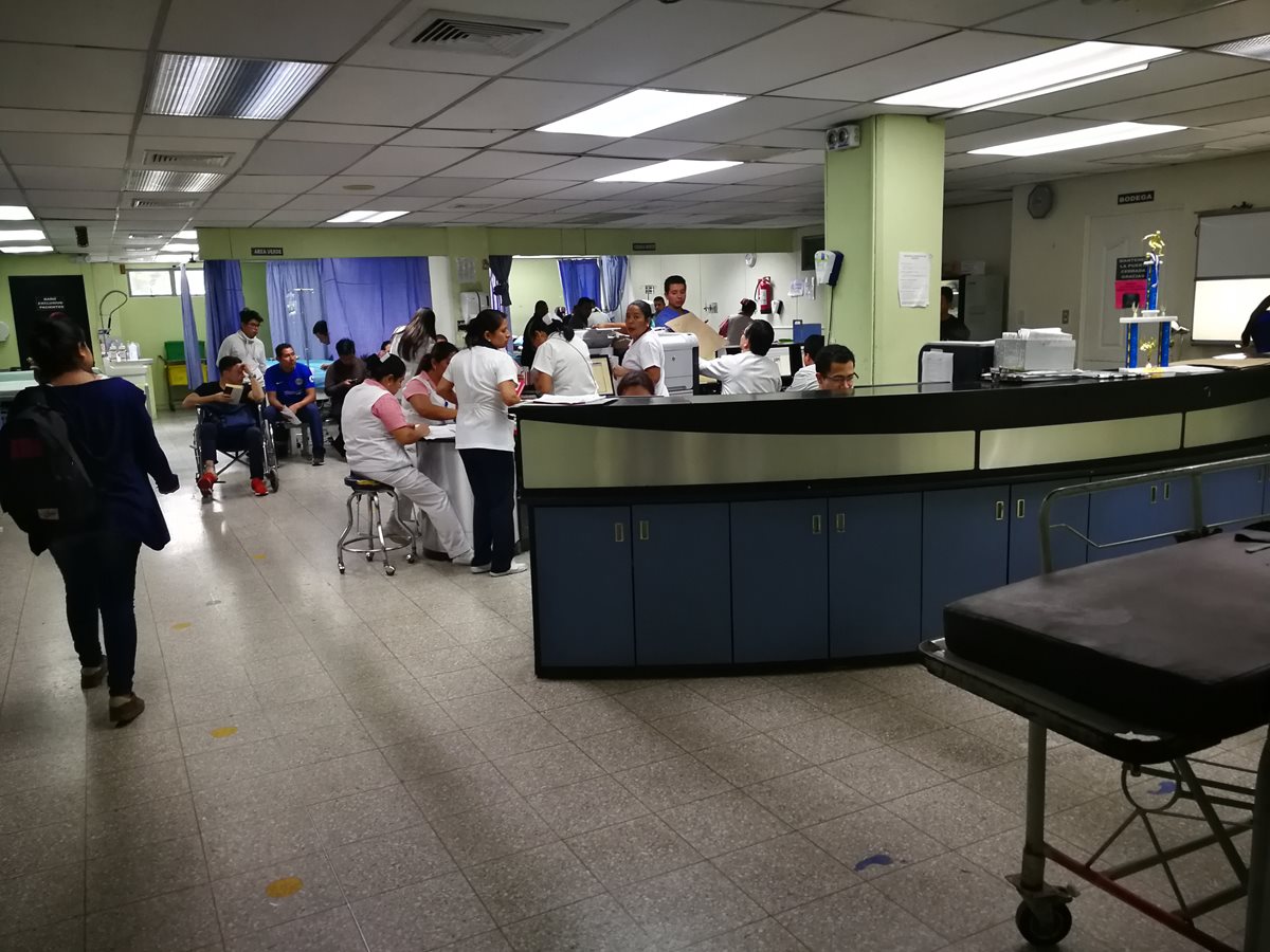 Decenas de pacientes y personal médico se movilizan a diario en el IGSS 7-19. (Foto Prensa Libre: Oscar García).