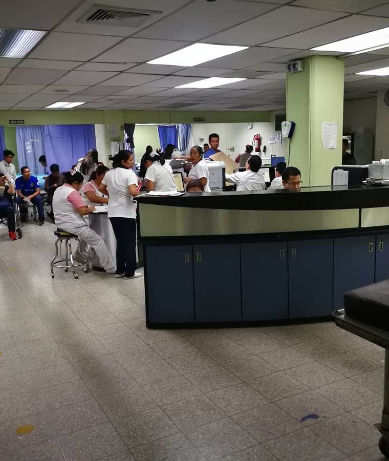 Decenas de pacientes y personal médico se movilizan a diario en el IGSS 7-19. (Foto Prensa Libre: Oscar García).
