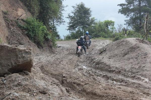 Daños en Ruta Naciona 5 que comunica a Rabinal y Santa Cruz El Chol vía San Juan Sacatepéquez. (Foto Prensa Libre: Carlos Grave)